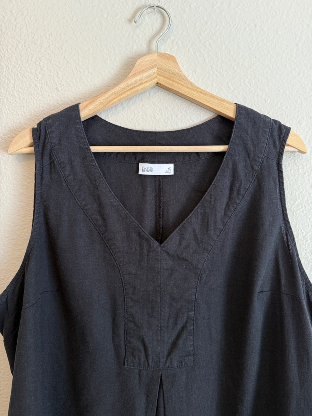 Croft & Barrow Pleated V-Neck Tank Top SZ 1X Black Linen Blend Minimalist Chic - Picture 5 of 15